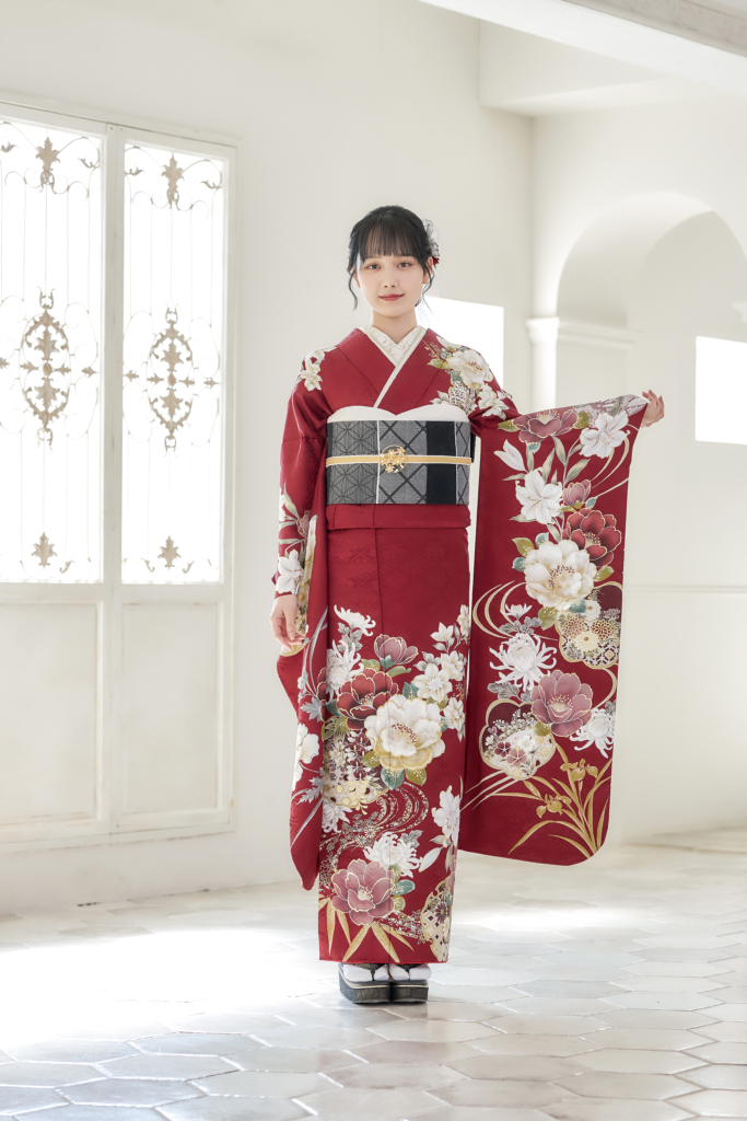 赤地に牡丹と菊の古典柄振袖（モデル着用）