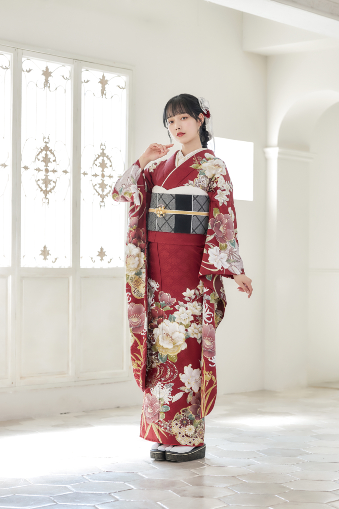 赤地に牡丹と菊の古典柄振袖（モデル着用）