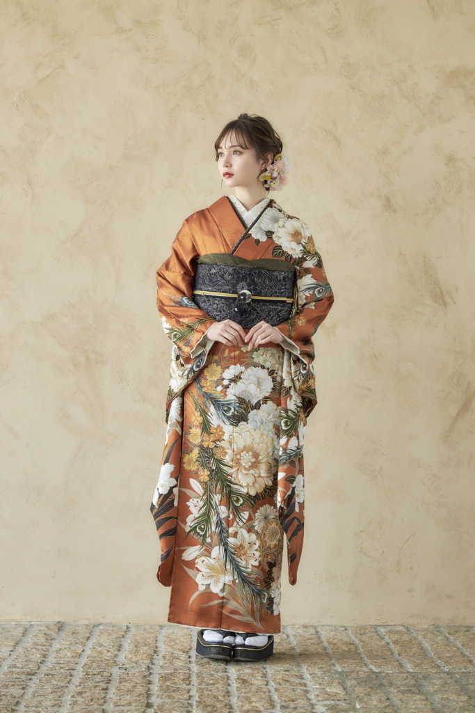 オレンジに草花と孔雀羽の振袖（モデル着用）