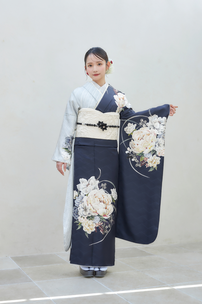 ネイビーとシルバーに芍薬柄の振袖（モデル着用）